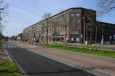 900183 Gezicht op de huizen Vleutenseweg 259 -hoger te Utrecht, met rechts de ingang van de Bosboom Toussaintstraat.